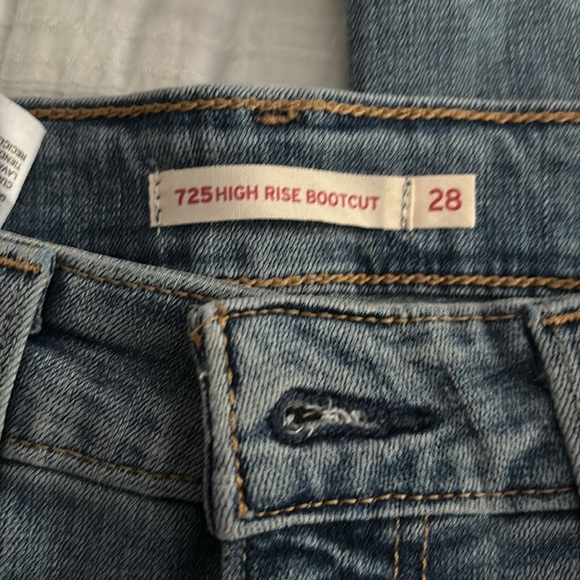 LEVIS 725 HIGH RISE BOOTCUT WOMEN'S JEANS - Picture 3 of 5